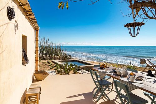 Villa Dalle Sirene Villa mit beheiztem Pool in Pozzallo-Santa Maria Focallo, Sizilien, Italien für 4 Personen. Das Haus befindet sich 25 Meter vom Strand und 10 Kilometer von Pozzallo entfernt....