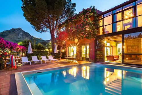 Villa La Boheme Luxuriöse Villa in Taormina, Sizilien, Italien mit beheiztem Pool für 10 Personen. Die Villa befindet sich in einem städtischen Gebiet und in der Nähe von Restaurants, Bars und Supermärkten....