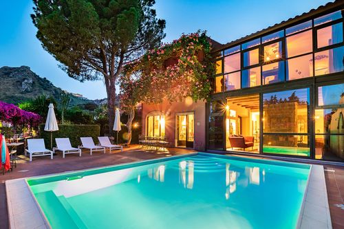 Villa La Boheme Luxuriöse Villa in Taormina, Sizilien, Italien mit beheiztem Pool für 10 Personen. Die Villa befindet sich in einem städtischen Gebiet und in der Nähe von Restaurants, Bars und Supermärkten....