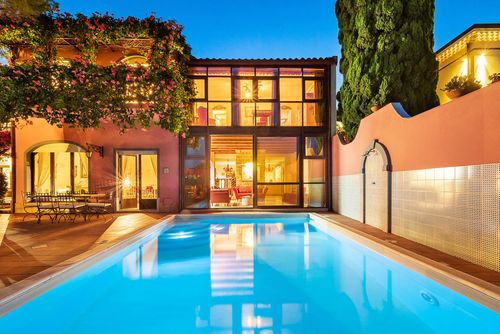 Villa La Boheme Luxuriöse Villa in Taormina, Sizilien, Italien mit beheiztem Pool für 10 Personen. Die Villa befindet sich in einem städtischen Gebiet und in der Nähe von Restaurants, Bars und Supermärkten....