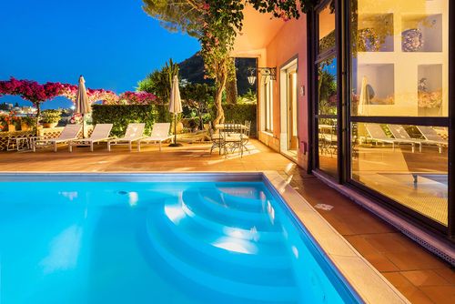 Villa La Boheme Luxuriöse Villa in Taormina, Sizilien, Italien mit beheiztem Pool für 10 Personen. Die Villa befindet sich in einem städtischen Gebiet und in der Nähe von Restaurants, Bars und Supermärkten....
