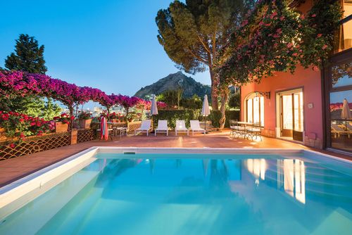 Villa La Boheme Luxuriöse Villa in Taormina, Sizilien, Italien mit beheiztem Pool für 10 Personen. Die Villa befindet sich in einem städtischen Gebiet und in der Nähe von Restaurants, Bars und Supermärkten....