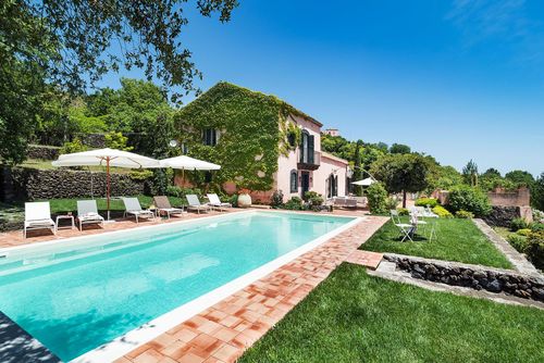 Villa Bellini Villa mit privatem Pool in Trecastagni, Sizilien, Italien für 6 Personen. Das Ferienhaus befindet sich in einer hügeligen, ländlichen, bewaldeten und Wohngegend....