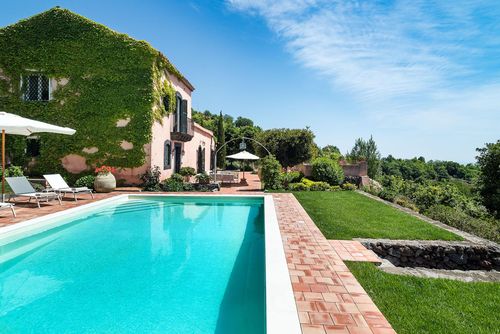Villa Bellini Villa mit privatem Pool in Trecastagni, Sizilien, Italien für 6 Personen. Das Haus befindet sich in einer hügeligen, ländlichen, bewaldeten und Wohngegend....