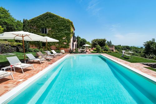 Villa Bellini Villa mit privatem Pool in Trecastagni, Sizilien, Italien für 6 Personen. Das Ferienhaus befindet sich in einer hügeligen, ländlichen, bewaldeten und Wohngegend....
