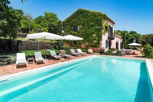 Villa Bellini Villa mit privatem Pool in Trecastagni, Sizilien, Italien für 6 Personen. Das Ferienhaus befindet sich in einer hügeligen, ländlichen, bewaldeten und Wohngegend....