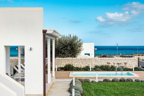 Villa San Lorenzo Rosmarino Villa mit privatem Pool in Marzamemi, Sizilien, Italien für 6 Personen. Das Ferienhaus befindet sich in einem Wohngebiet am Strand, 500 m vom Strand San Lorenzo und 300 m vom Strand, 3 km von Marzamemi und 100 m vom Felsenstrand entfernt....