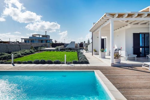 Villa San Lorenzo Rosmarino Villa mit privatem Pool in Marzamemi, Sizilien, Italien für 6 Personen. Das Ferienhaus befindet sich in einem Wohngebiet am Strand, 500 m vom Strand San Lorenzo und 300 m vom Strand, 3 km von Marzamemi und 100 m vom Felsenstrand entfernt....