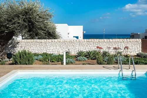 Villa San Lorenzo Rosmarino Villa with private pool in Marzamemi, Sicily, Italy for 6 persons. The house is situated in a residential beach area, 500 m from San Lorenzo beach and 300 m from the beach, 3 km from Marzamemi, and 100 m from the rocky beach....