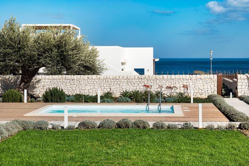Villa San Lorenzo Rosmarino Villa avec piscine privée à Marzamemi, Sicile, Italie, pour 6 personnes. La maison est située dans un quartier résidentiel en bord de mer, à 500 m de la plage de San Lorenzo et à 300 m de la plage, à 3 km de Marzamemi, et à 100 m de la plage de rochers....