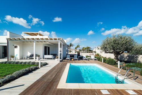 Villa San Lorenzo Rosmarino Villa mit privatem Pool in Marzamemi, Sizilien, Italien für 6 Personen. Das Ferienhaus befindet sich in einem Wohngebiet am Strand, 500 m vom Strand San Lorenzo und 300 m vom Strand, 3 km von Marzamemi und 100 m vom Felsenstrand entfernt....