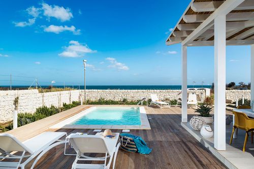 Villa San Lorenzo Timo Villa avec piscine privée à Marzamemi, Sicile, Italie, pour 6 personnes. La maison est située dans un quartier résidentiel en bord de mer, à 500 m de la plage de San Lorenzo, à 300 m de la plage, à 3 km de Marzamemi et à 100 m de la plage rocheuse....