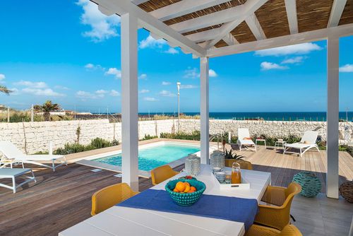 Villa San Lorenzo Timo Villa mit privatem Pool in Marzamemi, Sizilien, Italien, für 6 Personen. Das Ferienhaus befindet sich in einem Wohngebiet am Strand, 500 m vom Strand San Lorenzo, 300 m vom Strand, 3 km von Marzamemi und 100 m vom Felsenstrand entfernt....