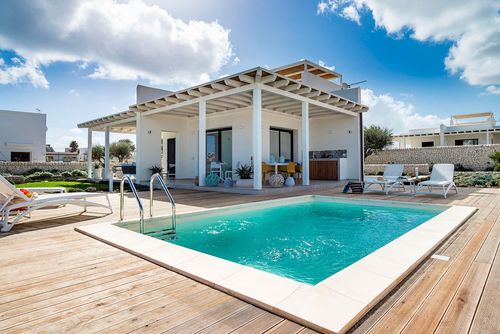 Villa San Lorenzo Timo Villa with private pool in Marzamemi, Sicily, Italy, for 6 persons. The house is situated in a residential beach area, 500 m from San Lorenzo beach, 300 m from the beach, 3 km from Marzamemi, and 100 m from the rocky beach....