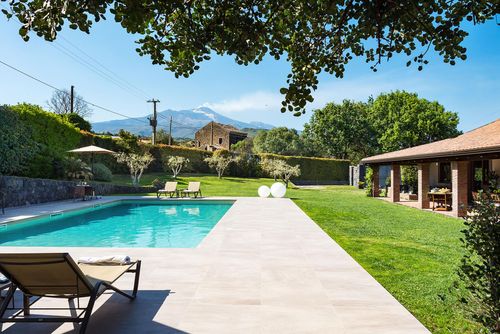 Villa Timeo Villa à Trecastagni, Sicile, Italie avec piscine privée pour 7 personnes. La maison est située dans une région rurale, résidentielle et montagneuse, à 3 km de Viagrande....