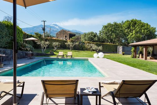 Villa Timeo Villa in Trecastagni, Sizilien, Italien mit privatem Pool für 7 Personen. Das Ferienhaus befindet sich in einer ländlichen, ruhigen und bergigen Umgebung, 3 km von Viagrande entfernt....