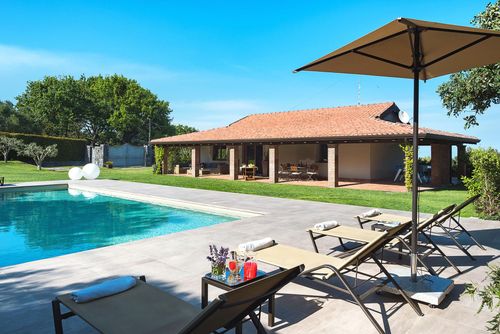 Villa Timeo Villa in Trecastagni, Sizilien, Italien mit privatem Pool für 7 Personen. Das Ferienhaus befindet sich in einer ländlichen, ruhigen und bergigen Umgebung, 3 km von Viagrande entfernt....