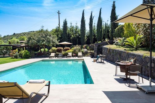 Villa Timeo Villa in Trecastagni, Sizilien, Italien mit privatem Pool für 7 Personen. Das Ferienhaus befindet sich in einer ländlichen, ruhigen und bergigen Umgebung, 3 km von Viagrande entfernt....