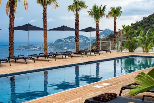 Villa Tauro Villa de luxe à Letojanni, Sicile, Italie avec piscine privée pour 14 personnes. La villa est située dans une zone côtière vallonnée, à 3 km de Letojanni et à 2 km de la plage de sable....