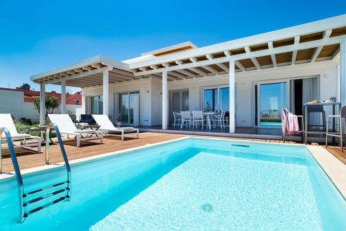 Villa San Lorenzo Palma Villa à Marzamemi, Sicile, Italie, avec piscine privée pour 8 personnes. La maison est située dans un quartier résidentiel en bord de mer, à 500 m de la plage de San Lorenzo et à 3 km de Marzamemi, avec une plage rocheuse à seulement 100 m....
