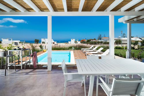 Villa San Lorenzo Palma Villa à Marzamemi, Sicile, Italie, avec piscine privée pour 8 personnes. La maison est située dans un quartier résidentiel en bord de mer, à 500 m de la plage de San Lorenzo et à 3 km de Marzamemi, avec une plage rocheuse à seulement 100 m....