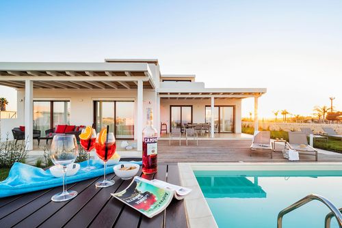 Villa San Lorenzo Ulivo Villa mit privatem Pool in Marzamemi, Sizilien, Italien für 8 Personen. Das Ferienhaus befindet sich in einem Wohngebiet in Strandnähe, 500 Meter vom Strand San Lorenzo und 300 Meter vom Felsenstrand entfernt....