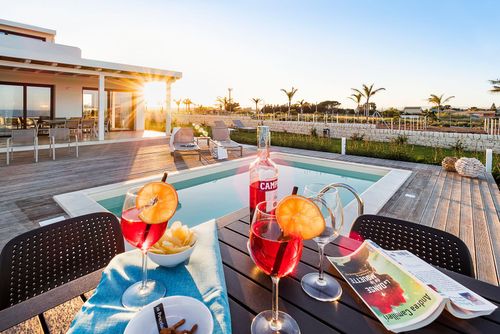 Villa San Lorenzo Ulivo Villa mit privatem Pool in Marzamemi, Sizilien, Italien für 8 Personen. Das Ferienhaus befindet sich in einem Wohngebiet in Strandnähe, 500 Meter vom Strand San Lorenzo und 300 Meter vom Felsenstrand entfernt....