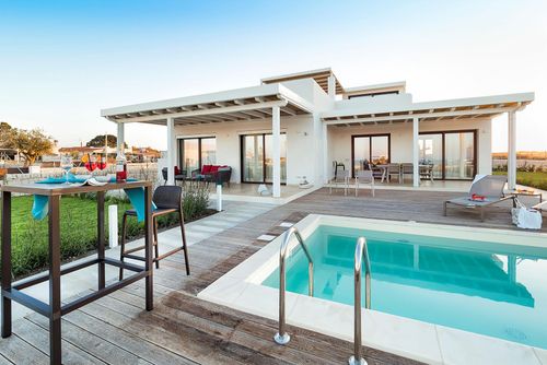 Villa San Lorenzo Ulivo Villa mit privatem Pool in Marzamemi, Sizilien, Italien für 8 Personen. Das Ferienhaus befindet sich in einem Wohngebiet in Strandnähe, 500 Meter vom Strand San Lorenzo und 300 Meter vom Felsenstrand entfernt....