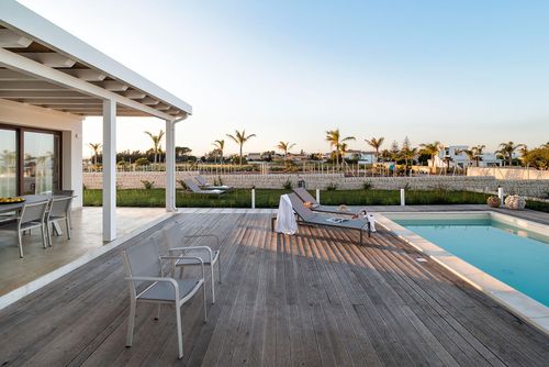 Villa San Lorenzo Ulivo Villa mit privatem Pool in Marzamemi, Sizilien, Italien für 8 Personen. Das Ferienhaus befindet sich in einem Wohngebiet in Strandnähe, 500 Meter vom Strand San Lorenzo und 300 Meter vom Felsenstrand entfernt....