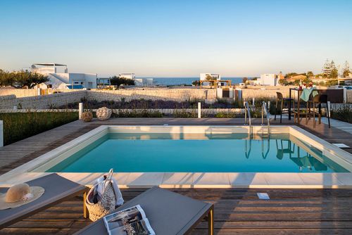 Villa San Lorenzo Ulivo Villa mit privatem Pool in Marzamemi, Sizilien, Italien für 8 Personen. Das Haus befindet sich in einem Wohngebiet in Strandnähe, 500 Meter vom Strand San Lorenzo und 300 Meter vom Felsenstrand entfernt....