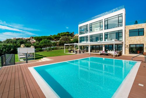 Villa Angelina Villa de luxe à Plemmirio, Sicile, Italie, avec piscine privée pour 8 personnes. La villa est située dans un quartier résidentiel en bord de mer, à 25 mètres d'un accès direct à la mer et aux rochers en contrebas de la plage....