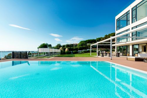 Villa Angelina Luxuriöse Villa in Plemmirio, Sizilien, Italien mit privatem Pool für 8 Personen. Die Villa befindet sich in einem Wohnstrandgebiet und ist 25 m vom direkten Zugang zum Meer und den Felsen unterhalb des Strandes entfernt....