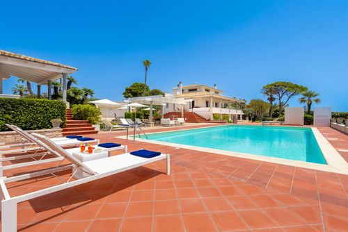 Villa La Palma Villa de luxe à Marina di Modica, Sicile, Italie, avec piscine privée pour 20 personnes. La villa est située dans une zone résidentielle de plage, à 50 m de la plage de galets, à 30 m de la plage de sable, et à 950 m d'une autre plage, et à 0,05 km de la plage de galets, à 30 m....