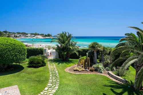 Beach Villa Pieds Dans L'Eau Villa in Fontane Bianche, Sizilien, Italien für 6 Personen. Das Ferienhaus befindet sich in einem Wohngebiet am Strand, nahe Restaurants, Bars und Supermärkten, 25 m vom Strand Fontane Bianche 10 m entfernt, 3 km von Cassibile und 25 m vom Strand Fontane Bianche 10 m....
