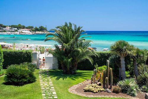Beach Villa Pieds Dans L'Eau Villa à Fontane Bianche, Sicile, Italie pour 6 personnes. La maison est située dans un quartier résidentiel en bord de mer, à proximité de restaurants, bars et supermarchés, à 25 m de la plage de Fontane Bianche et à 3 km de Cassibile....