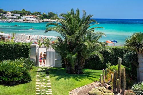Beach Villa Pieds Dans L'Eau Villa in Fontane Bianche, Sicily, Italy for 6 persons. The house is situated in a residential beach area, close to restaurants, bars, and supermarkets, 25 m from Fontane Bianche 10 m beach, 3 km from Cassibile, and 25 m from Fontane Bianche 10 m....