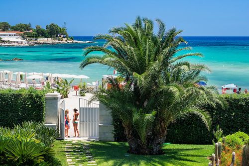 Beach Villa Pieds Dans L'Eau Villa à Fontane Bianche, Sicile, Italie pour 6 personnes. La maison est située dans un quartier résidentiel en bord de mer, à proximité de restaurants, bars et supermarchés, à 25 m de la plage de Fontane Bianche et à 3 km de Cassibile....