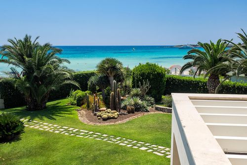 Beach Villa Pieds Dans L'Eau Villa à Fontane Bianche, Sicile, Italie pour 6 personnes. La maison est située dans un quartier résidentiel en bord de mer, à proximité de restaurants, bars et supermarchés, à 25 m de la plage de Fontane Bianche et à 3 km de Cassibile....