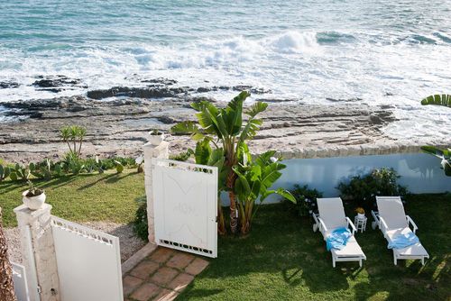 Villa La Favorita Villa mit beheiztem Pool in Fontane Bianche, Sizilien, Italien für 14 Personen. Das Ferienhaus befindet sich in einem Wohngebiet am Strand, 25 m vom direkten Zugang zu einem felsigen Strand und dem Meer sowie 1 km vom 500 m entfernten Sandstrand....