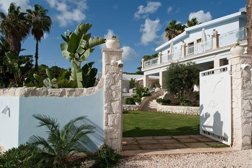 Villa La Favorita Villa avec piscine chauffée à White Fountains, Sicile, Italie pour 14 personnes. La maison est située dans un quartier résidentiel en bord de mer, à 25 m d’un accès direct à la plage rocheuse et à la mer, et à 1 km de la plage de sable à 500 m....