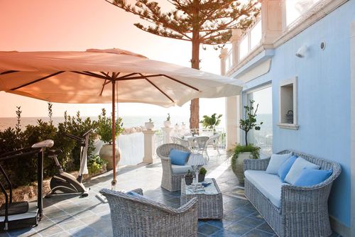 Villa La Favorita Villa with heated pool in Fontane Bianche, Sicily, Italy for 14 persons. The house is situated in a residential beach area, 25 m from direct access to the rocky beach and sea, and 1 km from the sandy beach 500 m away....