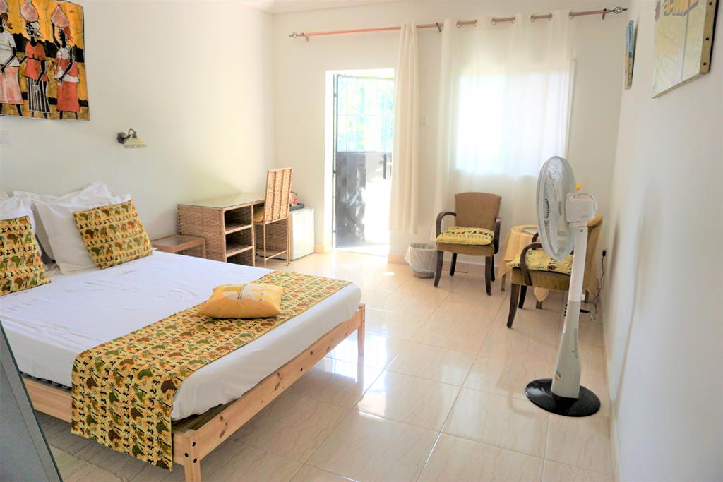 Calliandra yellow, Cuarto de hotel en Bijilo, Senegambia, Gambia para 2 personas...
