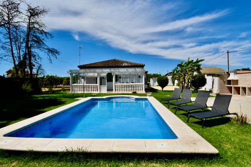 La Laguna Maravillosa y cómoda villa en Chiclana de la Frontera, Costa de la Luz, España, con piscina privada para 6 personas. La casa se encuentra en una zona costera y rural....