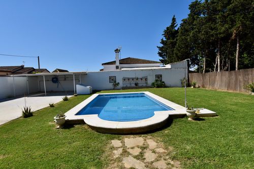 La Laguna Maravillosa y cómoda villa en Chiclana de la Frontera, Costa de la Luz, España, con piscina privada para 6 personas. La casa se encuentra en una zona costera y rural....