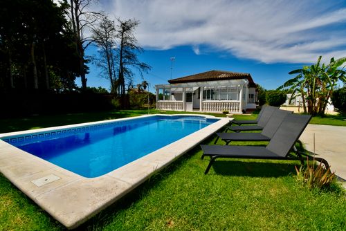 La Laguna Maravillosa y cómoda villa en Chiclana de la Frontera, Costa de la Luz, España, con piscina privada para 6 personas. La casa se encuentra en una zona costera y rural....