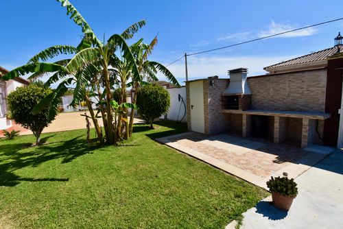 La Laguna Maravillosa y cómoda villa en Chiclana de la Frontera, Costa de la Luz, España, con piscina privada para 6 personas. La casa se encuentra en una zona costera y rural....