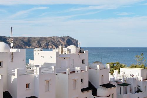 Golden Paradise 75 by homeprive Apartamento belo e confortável com piscina comunitária em Javea, Costa Blanca, Espanha, para 2 pessoas. O apartamento está situado em uma área residencial de praia, próximo a restaurantes, bares, supermercados, e a apenas 25 m da praia....