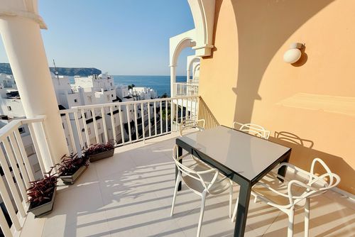 Golden Paradise 75 by homeprive Smuk og komfortabel lejlighed med fælles pool i Javea, Costa Blanca, Spanien for 2 personer. Lejligheden ligger i et boligområde nær stranden, tæt på restauranter, barer, supermarkeder, og kun 25 m fra stranden....