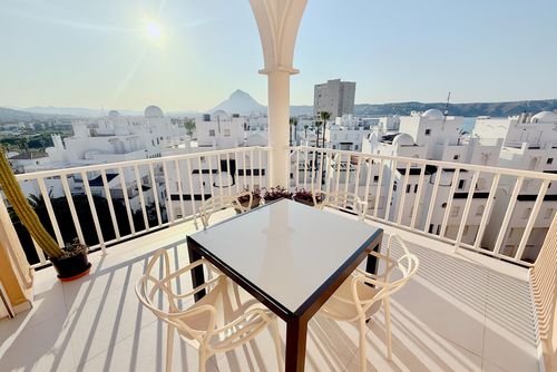 Golden Paradise 75 by homeprive Smuk og komfortabel lejlighed med fælles pool i Javea, Costa Blanca, Spanien for 2 personer. Lejligheden ligger i et boligområde nær stranden, tæt på restauranter, barer, supermarkeder, og kun 25 m fra stranden....