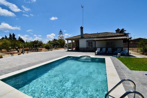 Calcita Encantadora y acogedora villa en Chiclana de la Frontera, Costa de la Luz, España, con piscina privada para 6 personas. La casa se encuentra a 4 km de la playa de La Barrosa y a 4 km del centro de La Barrosa....